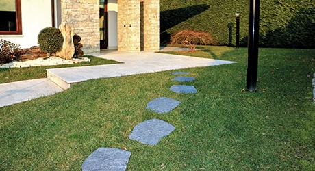 posa su erba e installazione pietra sinterizzata Stone Gres